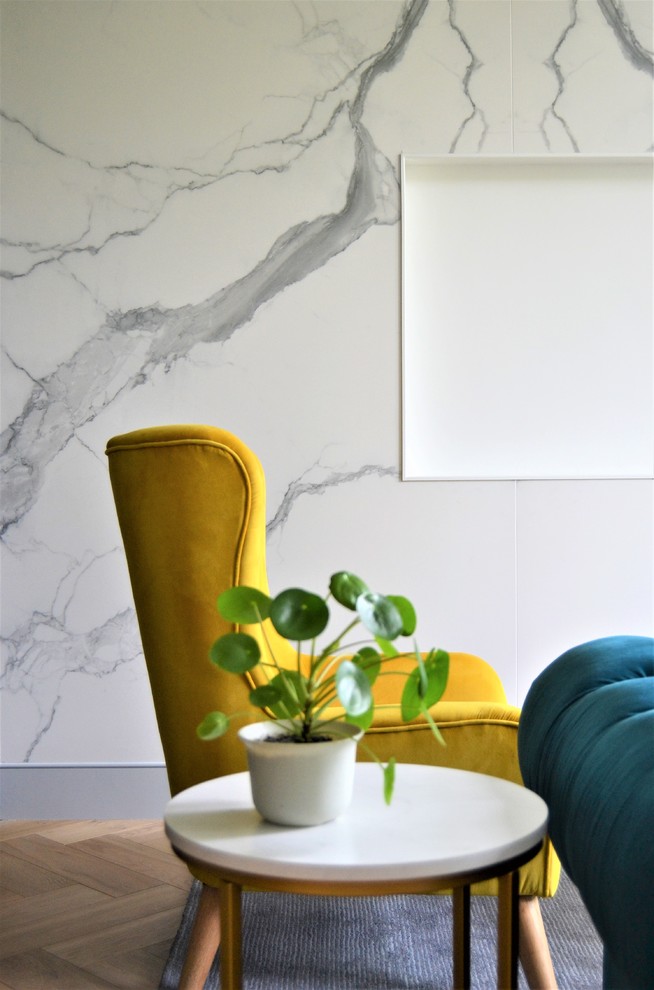 Diseño de salón para visitas cerrado actual con paredes blancas, suelo de madera en tonos medios, televisor colgado en la pared y suelo gris