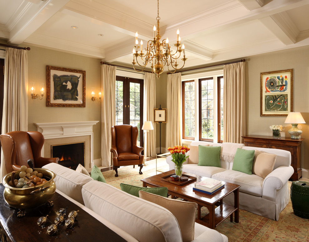 Repräsentatives, Fernseherloses Klassisches Wohnzimmer mit beiger Wandfarbe und Kamin in Los Angeles