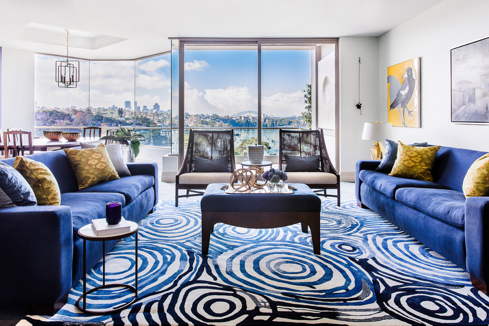 На фото: большая парадная, открытая гостиная комната в стиле неоклассика (современная классика) с синими стенами и ковровым покрытием с