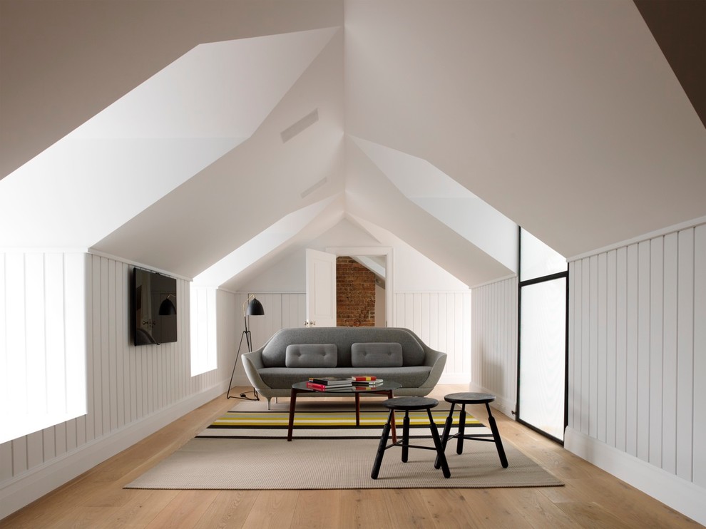 Idéer för mellanstora funkis vardagsrum, med vita väggar och mellanmörkt trägolv