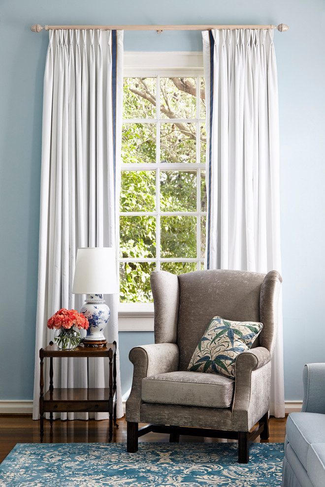 Idee per un soggiorno classico con pareti blu e pavimento in legno massello medio