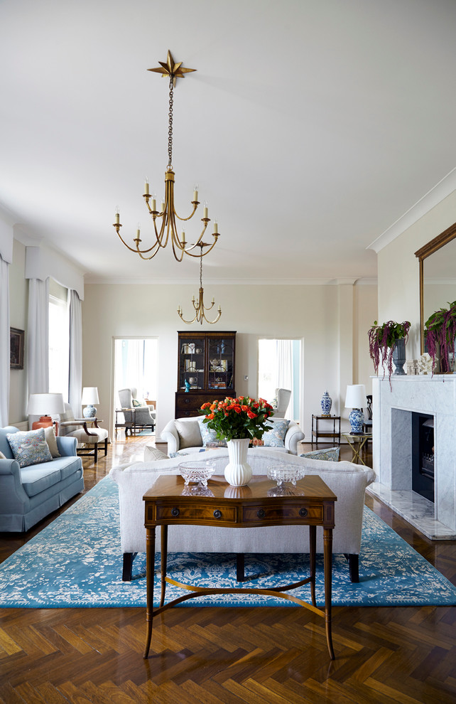 Idee per un grande soggiorno tradizionale aperto con sala formale, pareti blu, pavimento in legno massello medio e camino classico