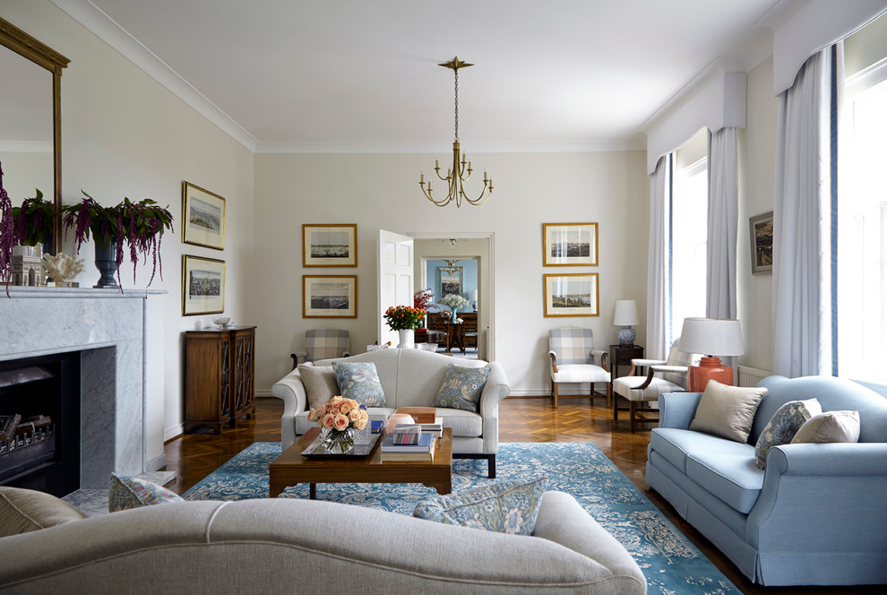 Пример оригинального дизайна: большая изолированная, парадная гостиная комната в классическом стиле с паркетным полом среднего тона, стандартным камином, фасадом камина из камня и синим диваном