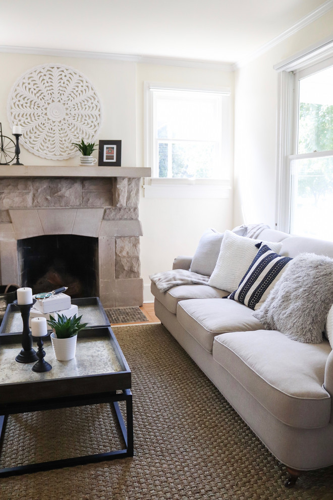 Mittelgroßes, Abgetrenntes Klassisches Wohnzimmer mit weißer Wandfarbe, braunem Holzboden, Kamin, Kaminumrandung aus Stein und freistehendem TV