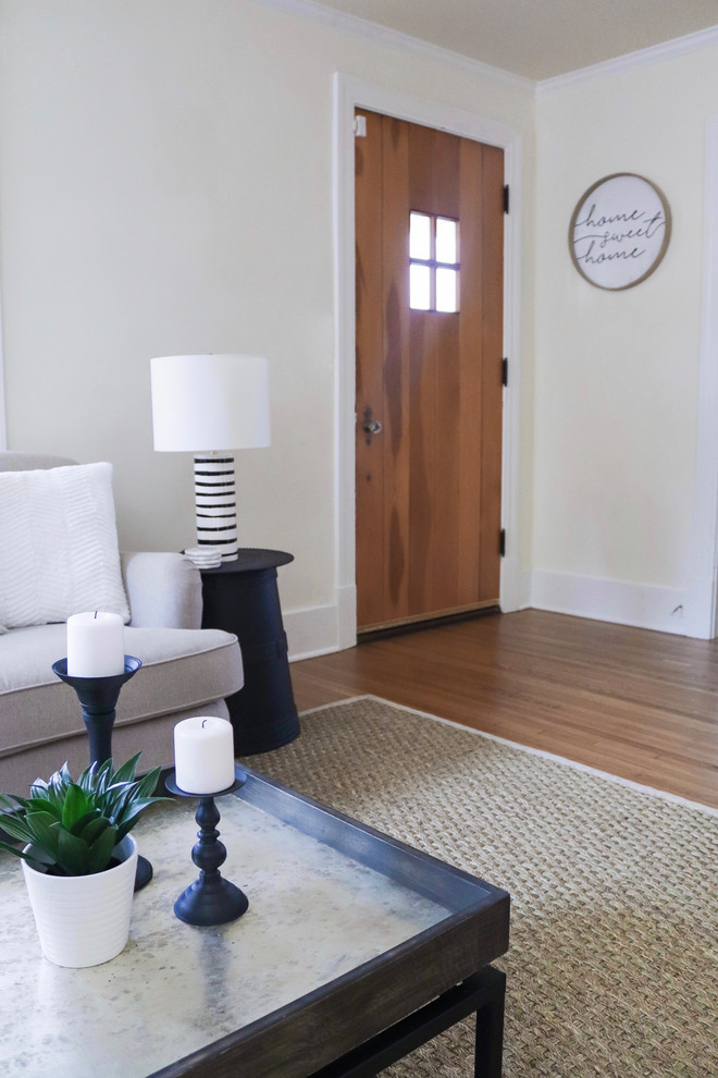 Mittelgroßes, Abgetrenntes Klassisches Wohnzimmer mit weißer Wandfarbe, braunem Holzboden, Kamin, Kaminumrandung aus Stein und freistehendem TV