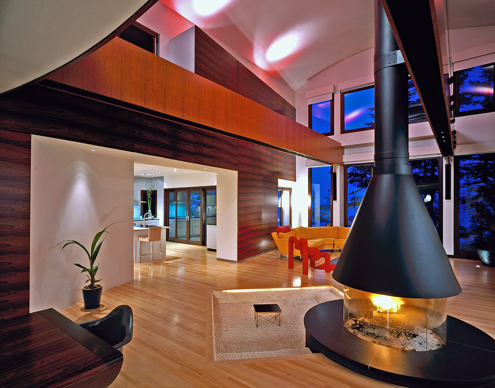 Идея дизайна: огромная двухуровневая гостиная комната в стиле рустика с подвесным камином