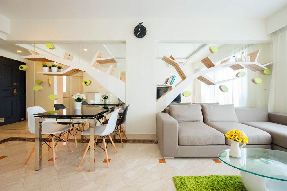 Mittelgroßes, Abgetrenntes Modernes Wohnzimmer ohne Kamin mit weißer Wandfarbe, Marmorboden und freistehendem TV in Singapur