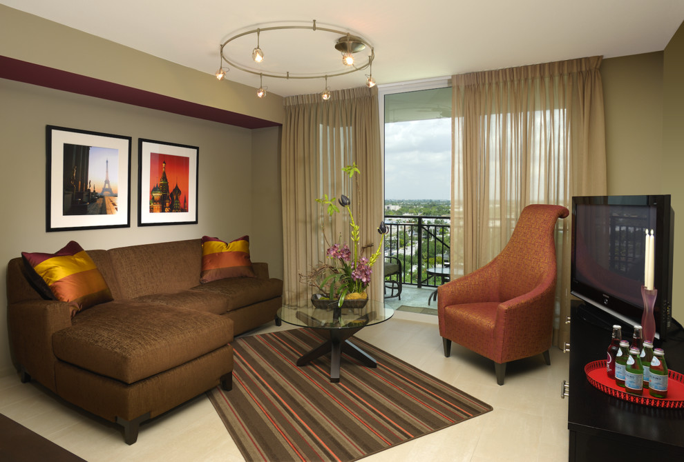 На фото: гостиная комната среднего размера в современном стиле с коричневыми стенами, мраморным полом и отдельно стоящим телевизором