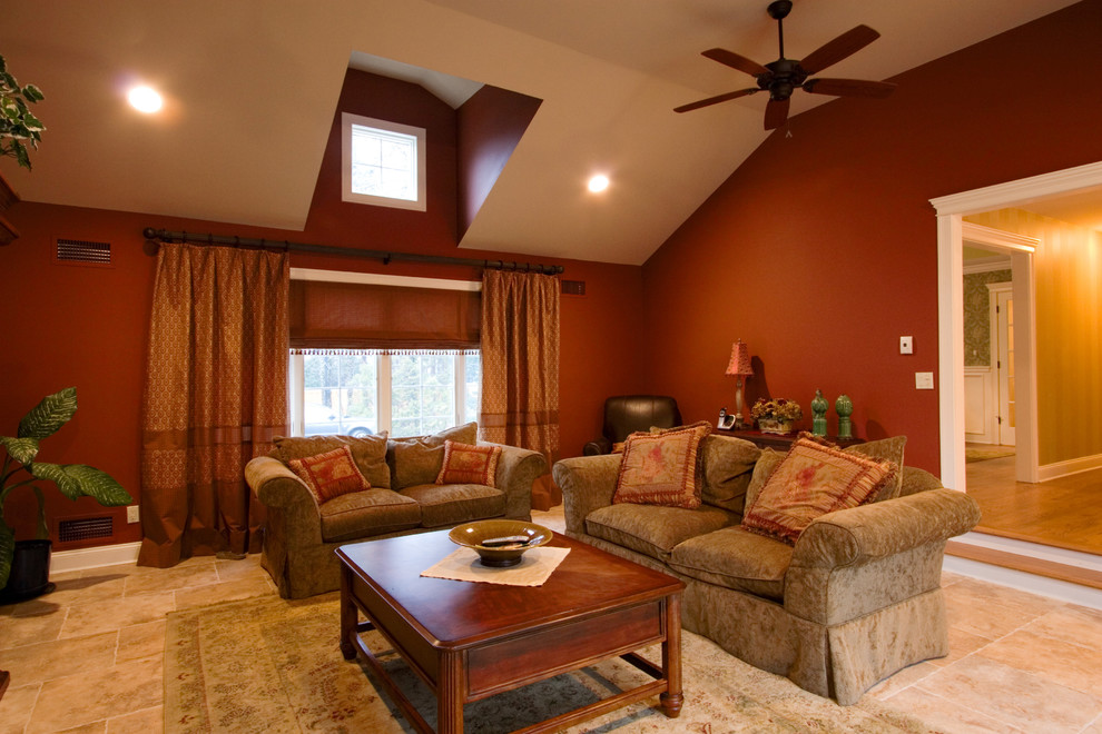 Источник вдохновения для домашнего уюта: гостиная комната в классическом стиле с красными стенами и красивыми шторами