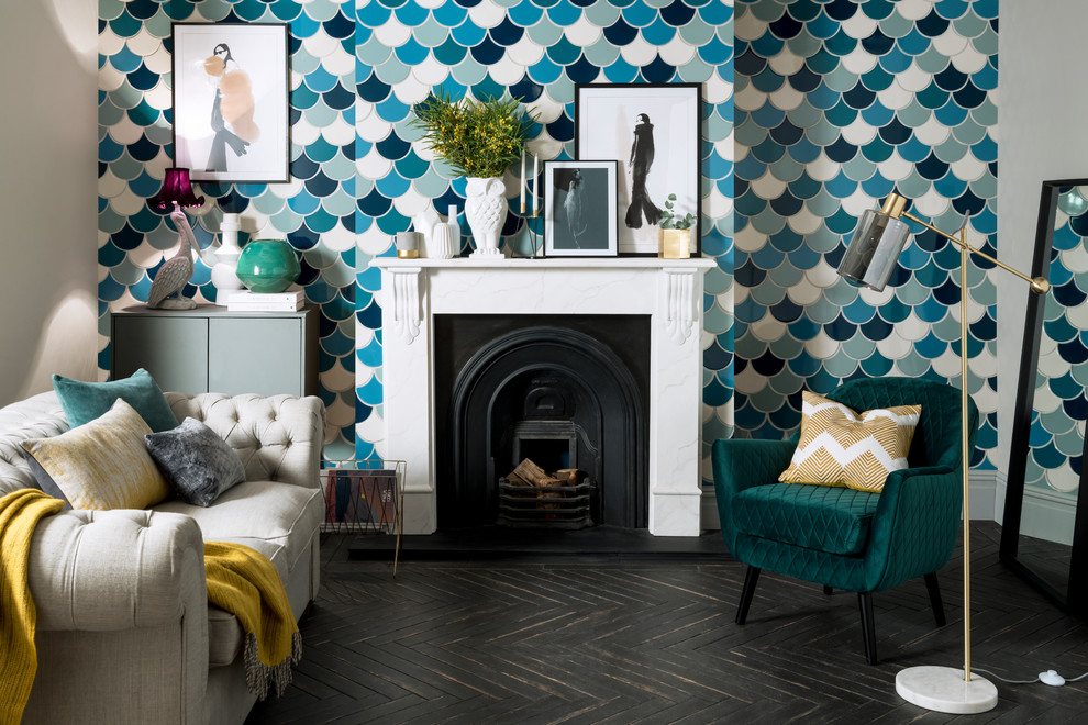 Aménagement d'un salon contemporain avec un mur bleu, un sol en carrelage de céramique, une cheminée standard, un manteau de cheminée en pierre et un sol marron.