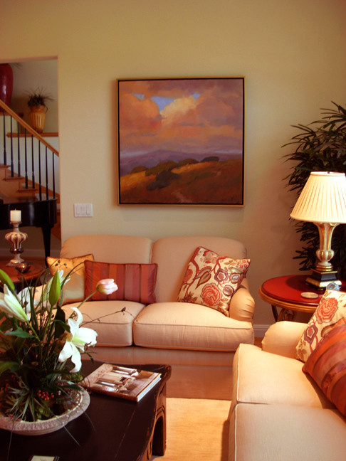 Exempel på ett stort klassiskt separat vardagsrum, med ett finrum, ljust trägolv, beige väggar, en standard öppen spis, en spiselkrans i sten, en väggmonterad TV och brunt golv