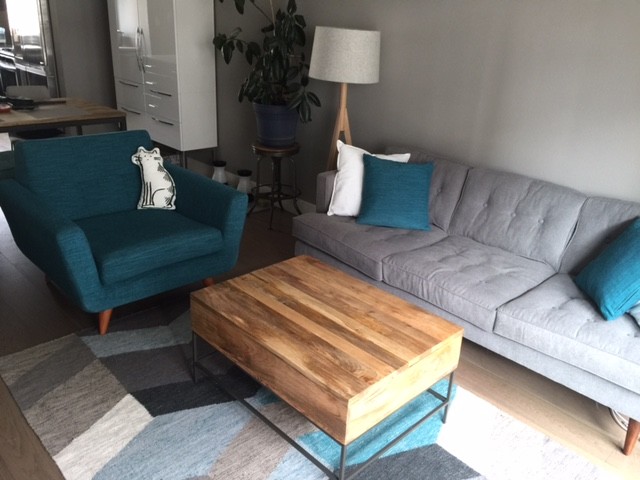 Immagine di un piccolo soggiorno minimalista aperto con pareti grigie, parquet chiaro, camino classico, cornice del camino piastrellata e TV a parete
