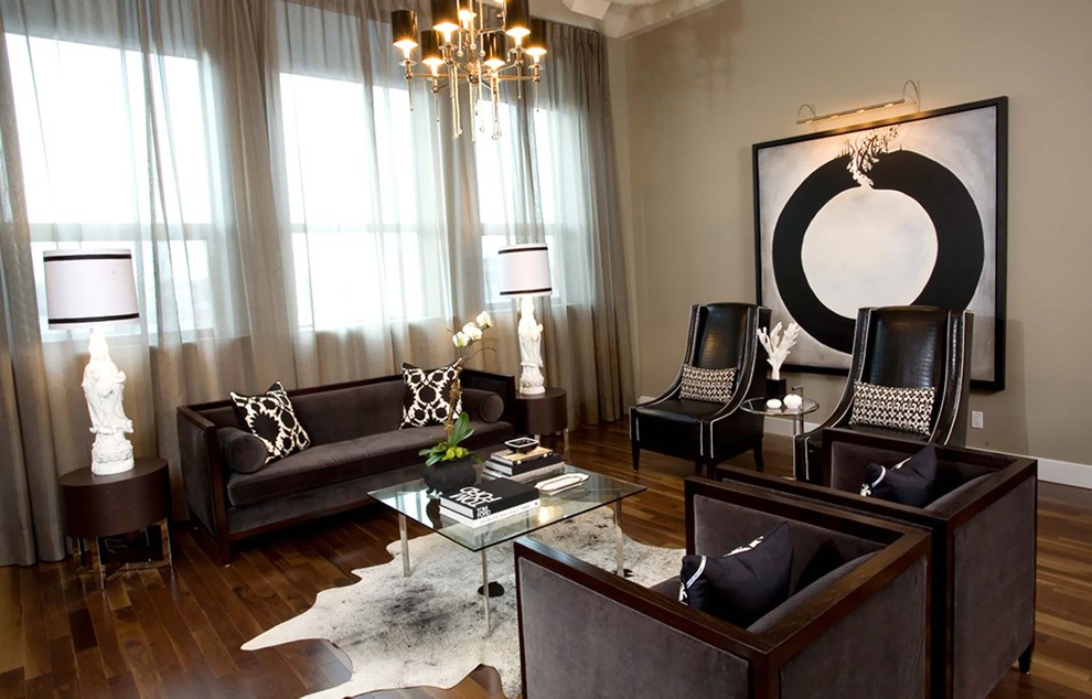 Стильный дизайн: большая гостиная комната в современном стиле с бежевыми стенами и ковром на полу - последний тренд