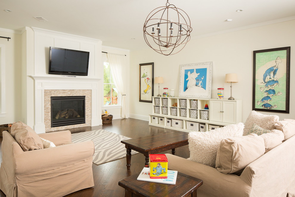 На фото: гостиная комната в классическом стиле с белыми стенами, темным паркетным полом, горизонтальным камином и телевизором на стене с