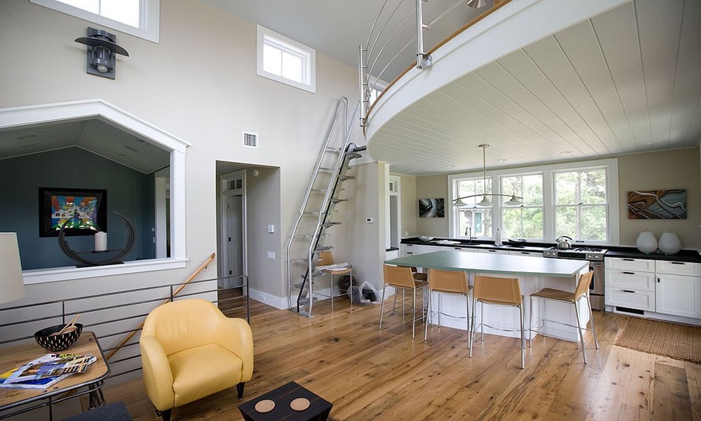 Idée de décoration pour un grand salon design ouvert avec un mur beige, un sol en bois brun et un escalier.