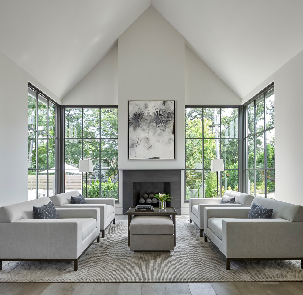 Repräsentatives, Fernseherloses Modernes Wohnzimmer mit grauer Wandfarbe und Kamin in Chicago