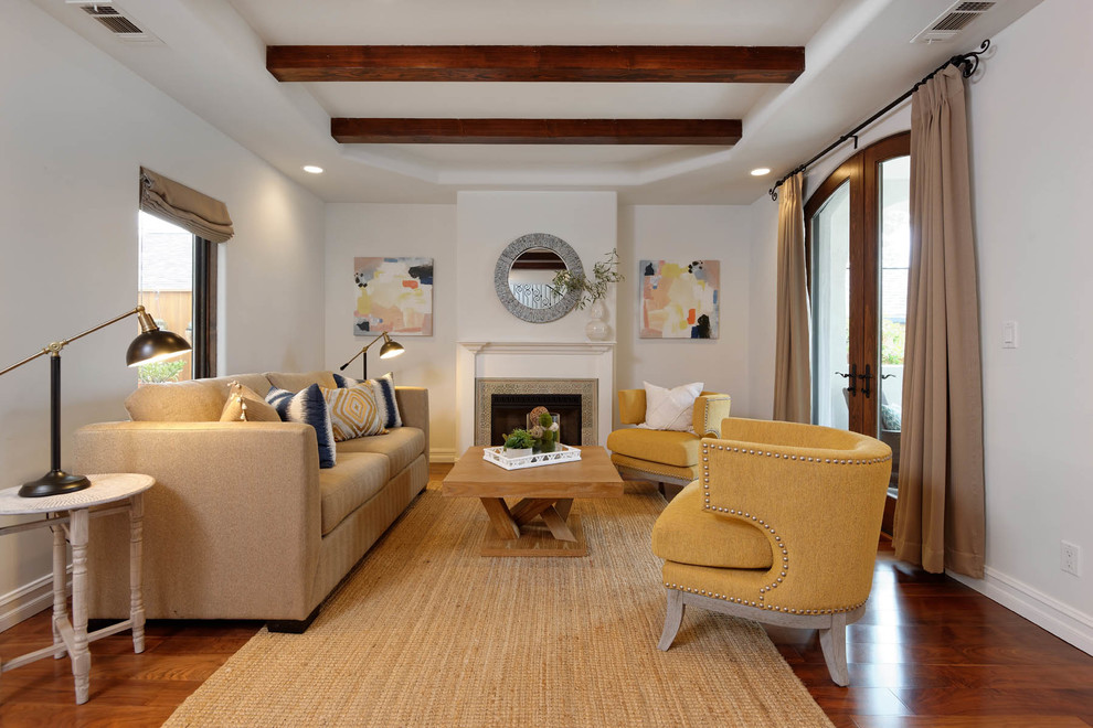 Fernseherloses, Offenes Mediterranes Wohnzimmer mit weißer Wandfarbe, Kamin und braunem Boden in San Diego