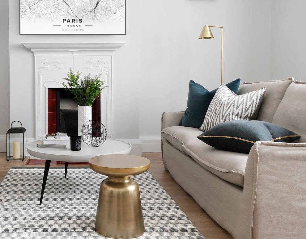 Mittelgroßes, Offenes Klassisches Wohnzimmer mit grauer Wandfarbe, hellem Holzboden, Kamin und Kaminumrandung aus Backstein in London