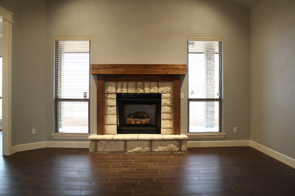 Mittelgroßes, Offenes Rustikales Wohnzimmer mit grauer Wandfarbe, Keramikboden, Kamin und Kaminumrandung aus Stein in Oklahoma City