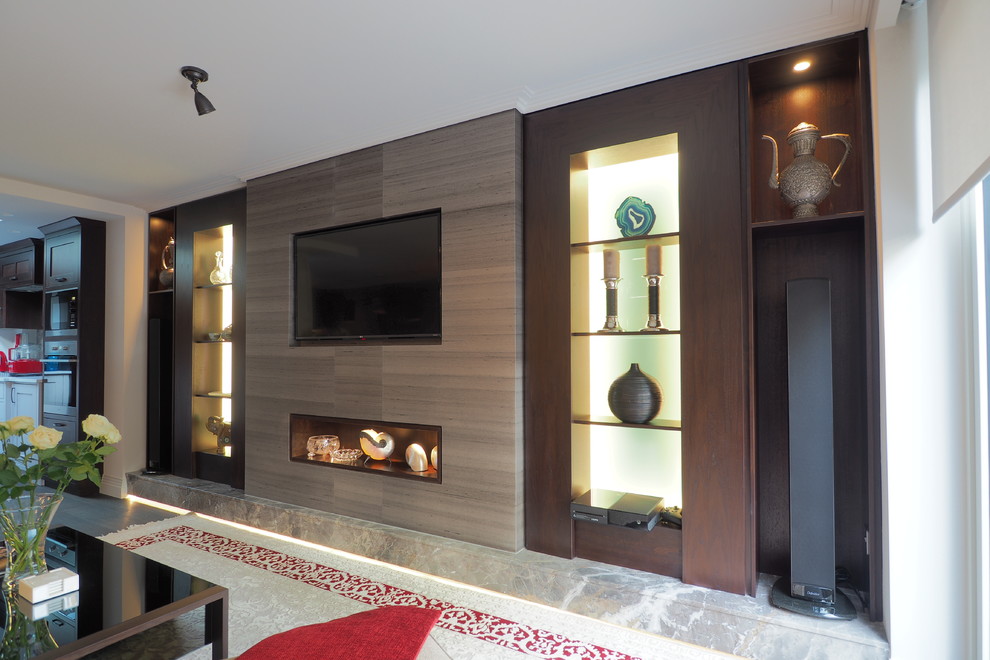 Exemple d'un salon tendance de taille moyenne et fermé avec un mur marron, parquet foncé et un téléviseur encastré.