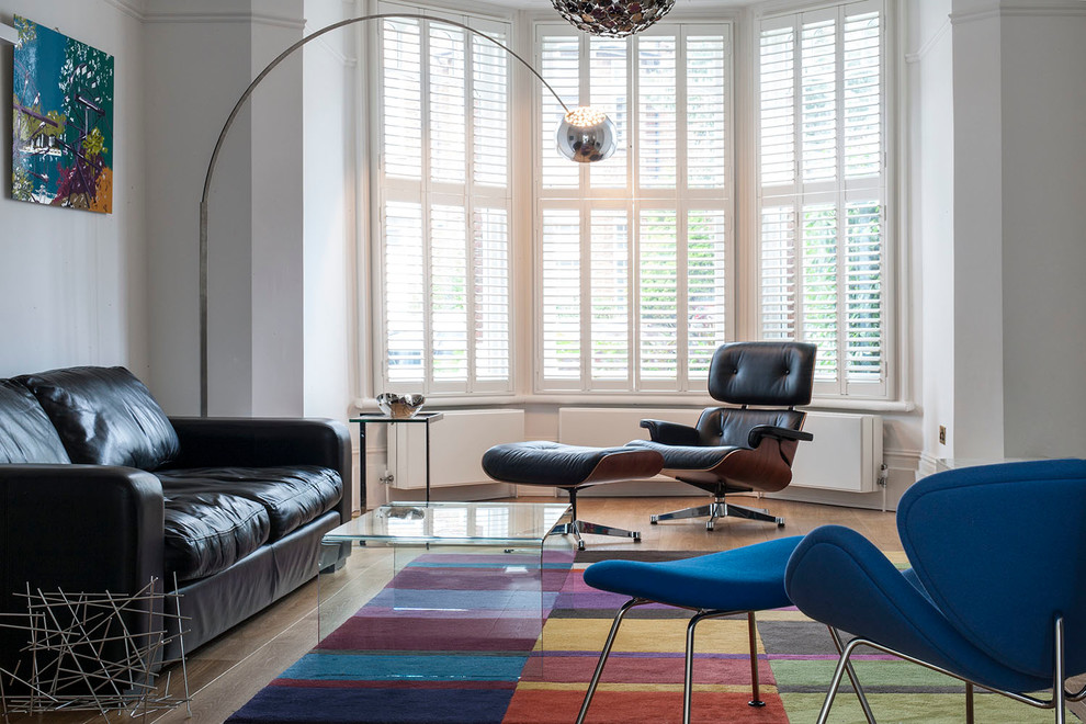 Mittelgroßes, Repräsentatives, Offenes Modernes Wohnzimmer mit weißer Wandfarbe und freistehendem TV in London