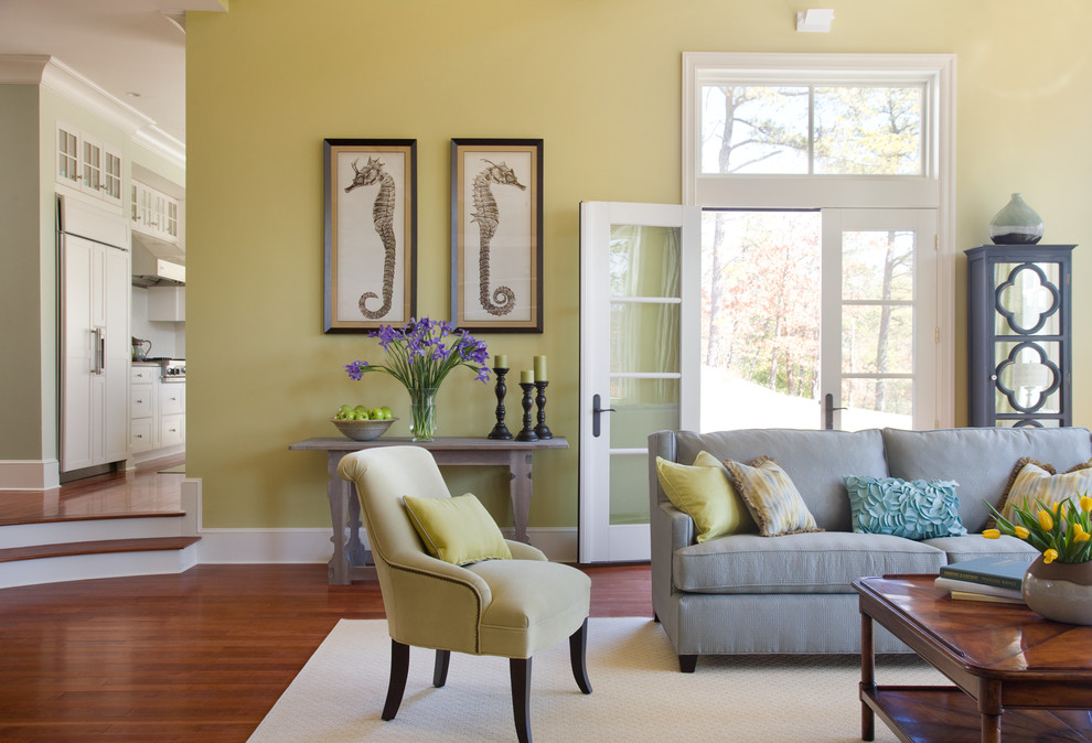 Großes, Repräsentatives, Offenes Klassisches Wohnzimmer mit grüner Wandfarbe, braunem Holzboden, TV-Wand und braunem Boden in Boston