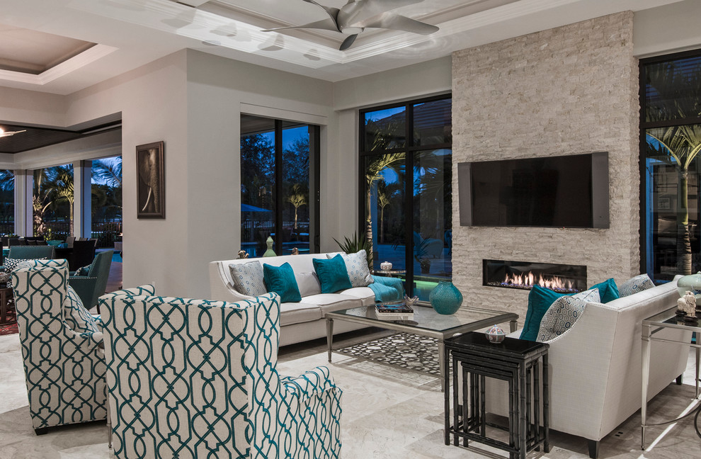 Стильный дизайн: открытая гостиная комната среднего размера в стиле неоклассика (современная классика) с серыми стенами, полом из травертина, горизонтальным камином, фасадом камина из камня и телевизором на стене - последний тренд