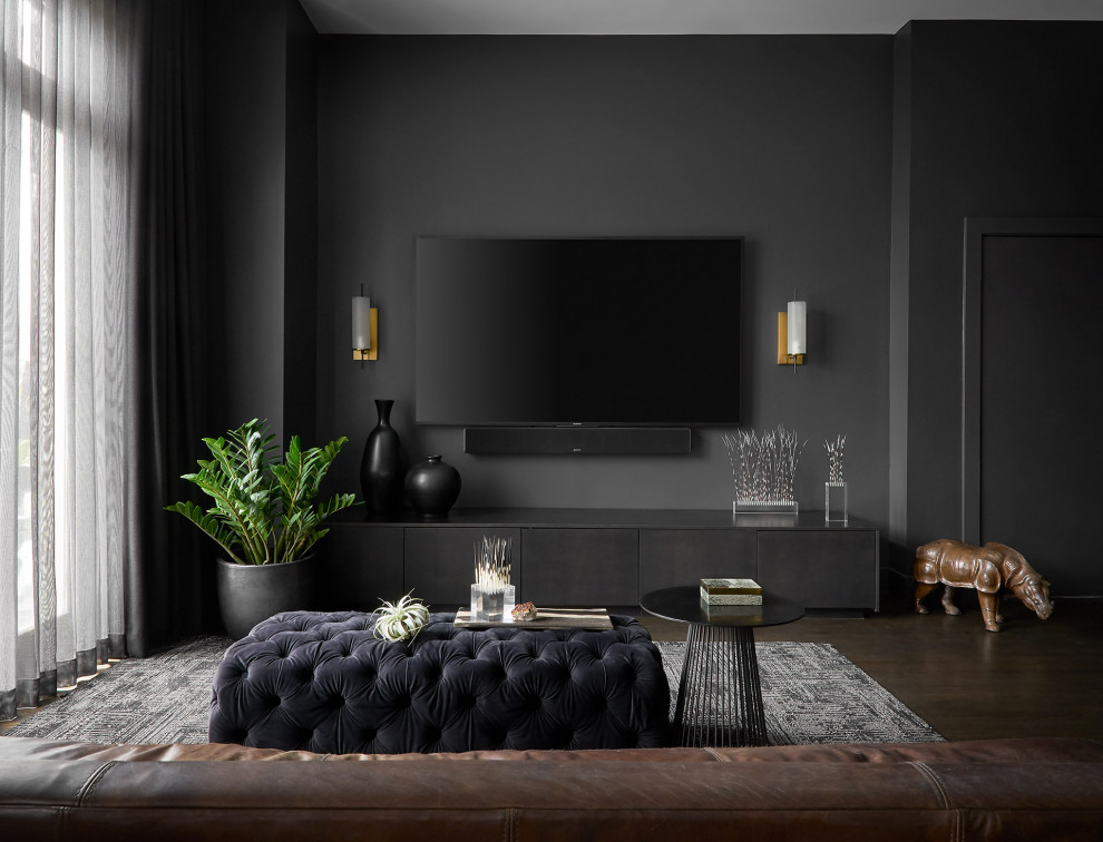 Modelo de salón abierto contemporáneo grande sin chimenea con paredes grises, suelo de madera oscura y televisor colgado en la pared