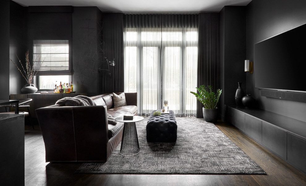 Inspiration pour un grand salon design ouvert avec un mur gris, parquet foncé, aucune cheminée et un téléviseur fixé au mur.