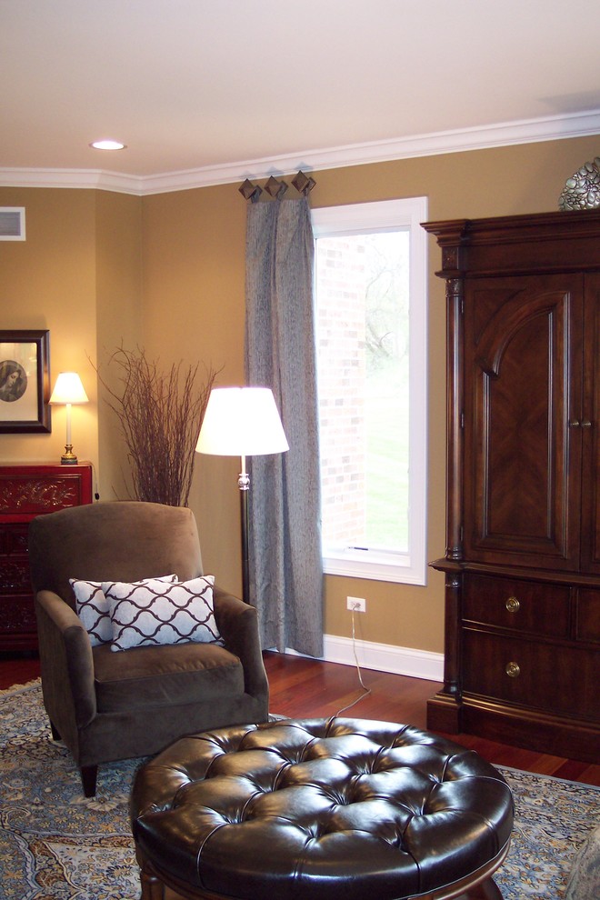 Источник вдохновения для домашнего уюта: парадная гостиная комната среднего размера в стиле фьюжн с серыми стенами и паркетным полом среднего тона без камина