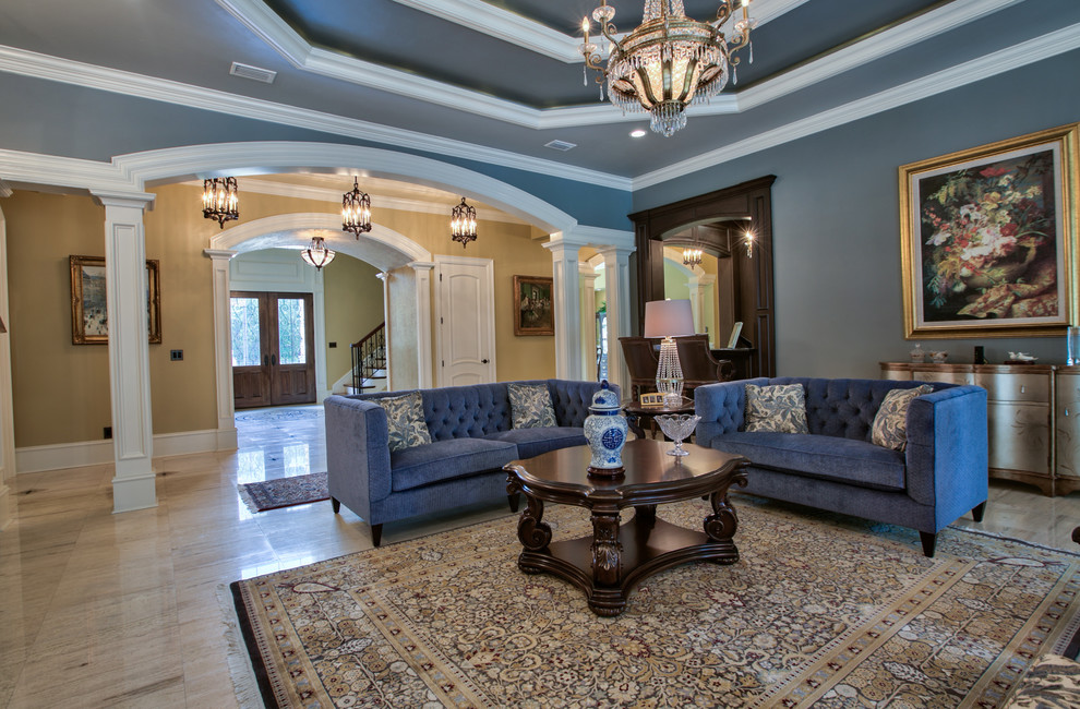 Idee per un grande soggiorno chic aperto con sala formale, pareti blu, moquette e nessuna TV