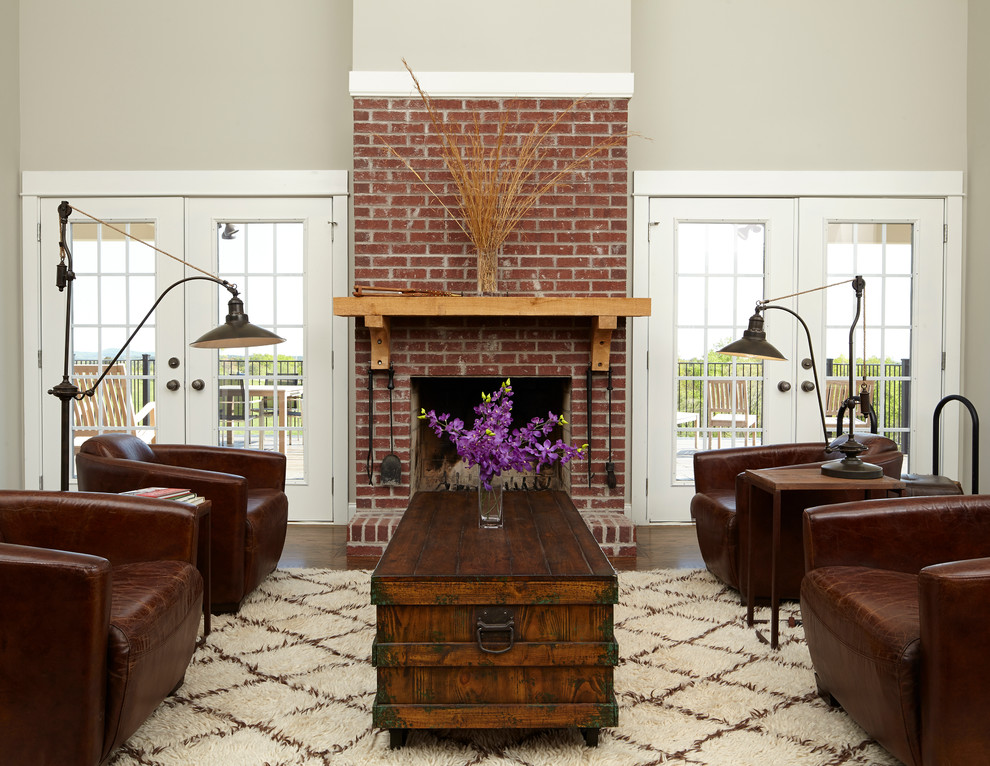 Imagen de salón tradicional sin televisor con paredes beige, todas las chimeneas y marco de chimenea de ladrillo