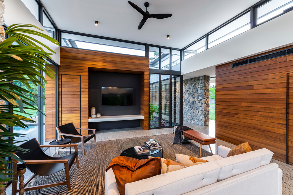 Modernes Wohnzimmer mit weißer Wandfarbe, TV-Wand und grauem Boden in Gold Coast - Tweed
