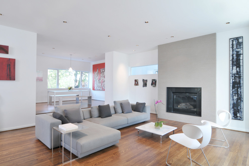 Modernes Wohnzimmer mit weißer Wandfarbe in Houston