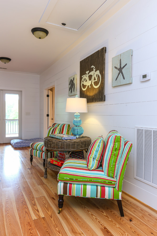 Kleines, Repräsentatives, Abgetrenntes Maritimes Wohnzimmer mit weißer Wandfarbe und braunem Holzboden in Charleston