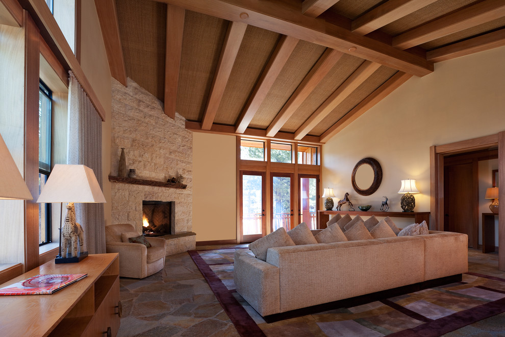 Источник вдохновения для домашнего уюта: гостиная комната в стиле модернизм с угловым камином и ковром на полу