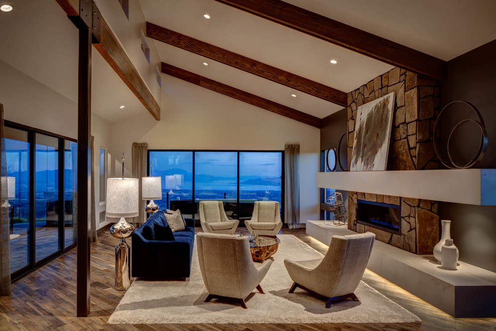 Источник вдохновения для домашнего уюта: большая изолированная гостиная комната в современном стиле с горизонтальным камином, фасадом камина из камня и синим диваном