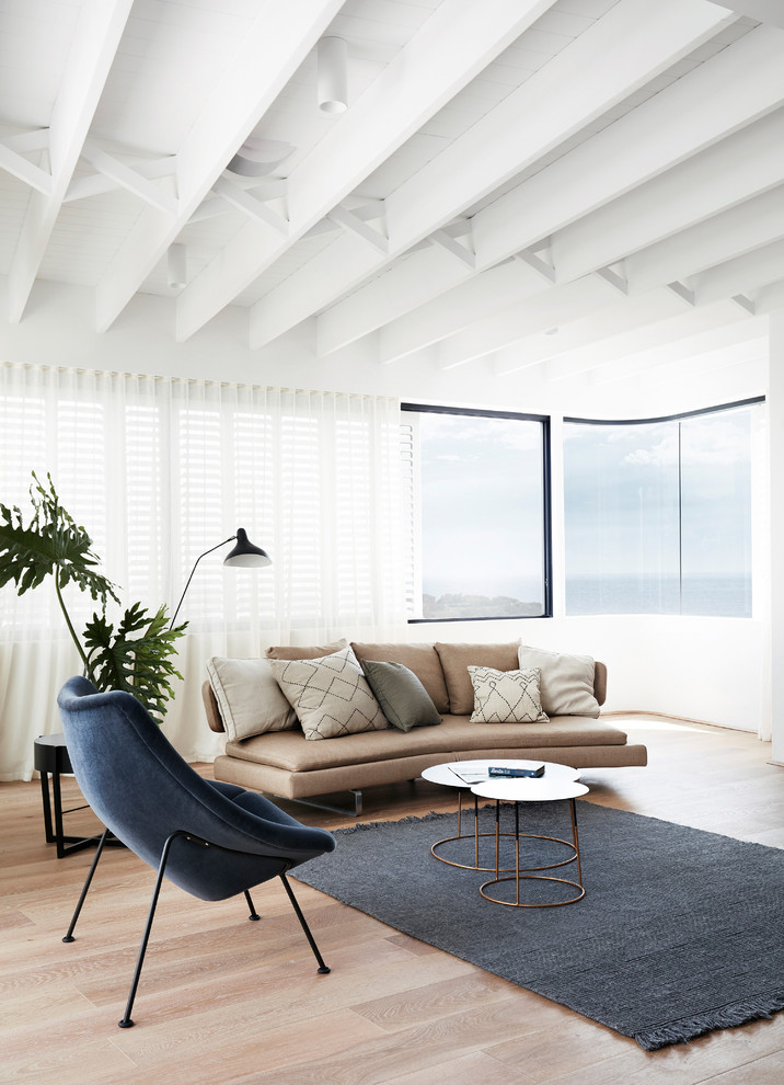 Repräsentatives, Abgetrenntes Modernes Wohnzimmer mit weißer Wandfarbe, braunem Holzboden und beigem Boden in Sydney