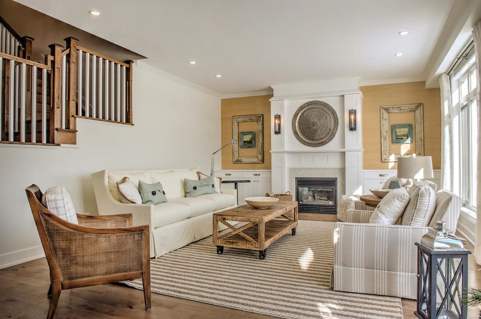 Großes, Offenes, Fernseherloses Country Wohnzimmer mit weißer Wandfarbe, braunem Holzboden, Kamin und Kaminumrandung aus Holz in Ottawa