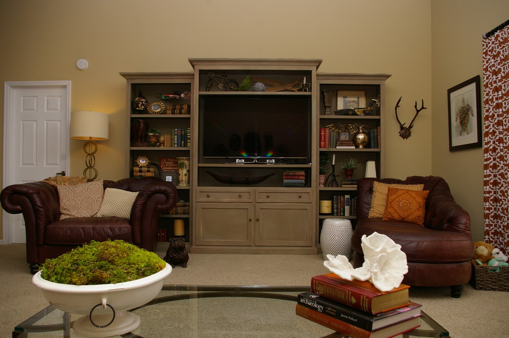 Cette image montre un grand salon bohème ouvert avec un mur beige, moquette, aucune cheminée et un téléviseur encastré.