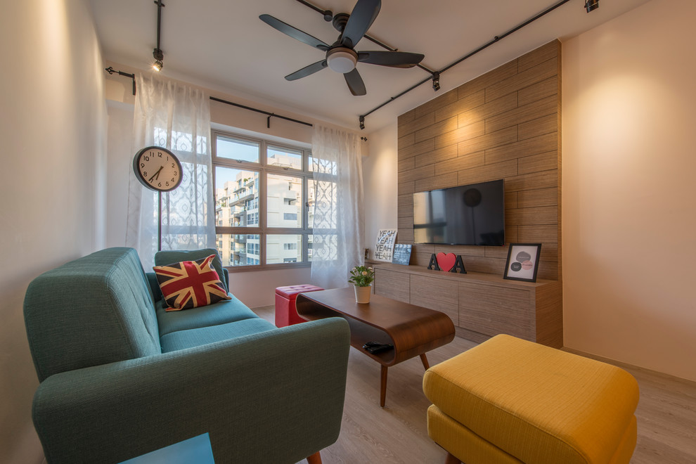 На фото: гостиная комната в современном стиле с белыми стенами, телевизором на стене и бежевым полом с