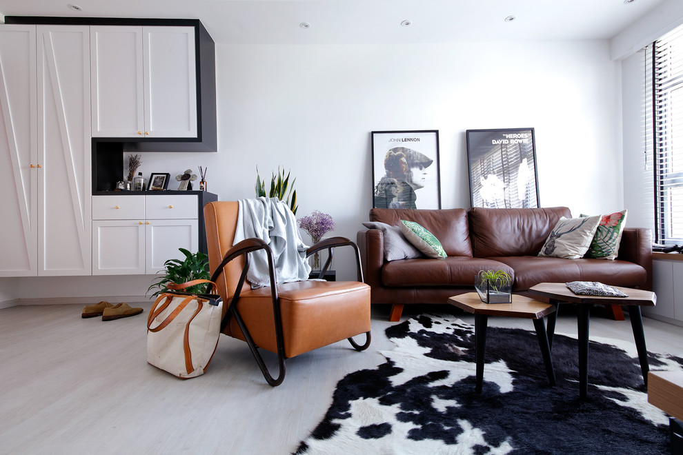 Skandinavisches Wohnzimmer mit weißer Wandfarbe, hellem Holzboden und weißem Boden in Singapur