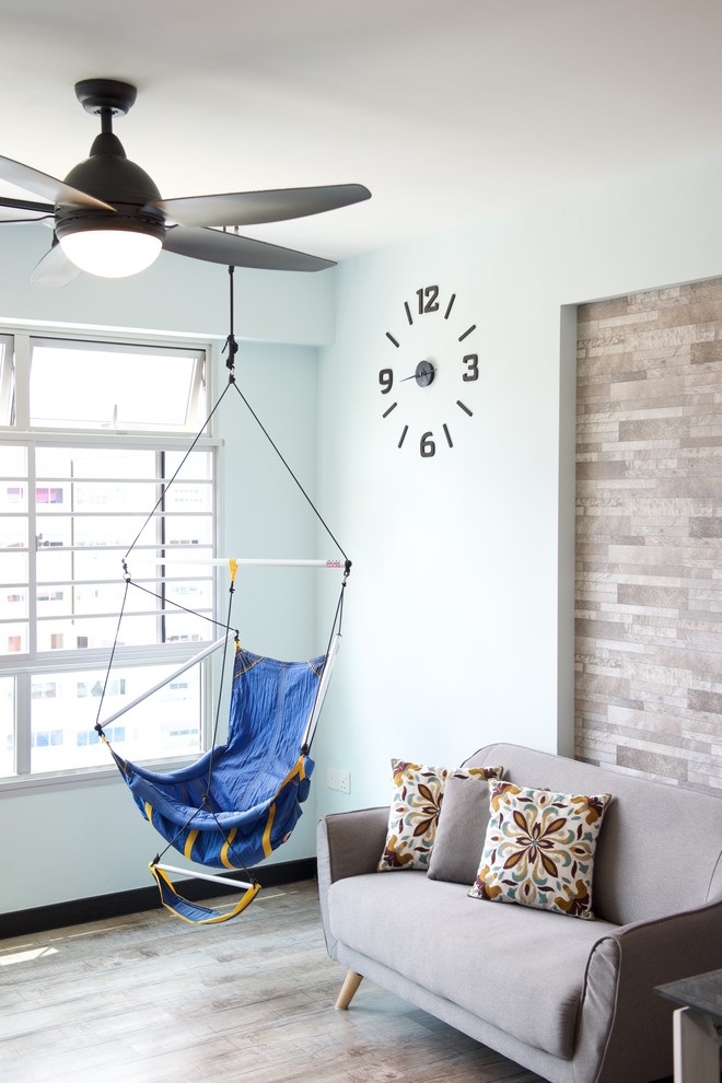 Modernes Wohnzimmer mit beiger Wandfarbe, Vinylboden und freistehendem TV in Singapur