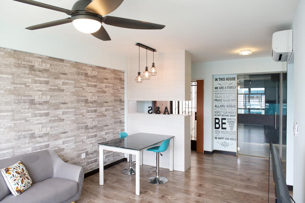 Idee per un soggiorno minimal con pareti beige, pavimento in vinile e TV autoportante