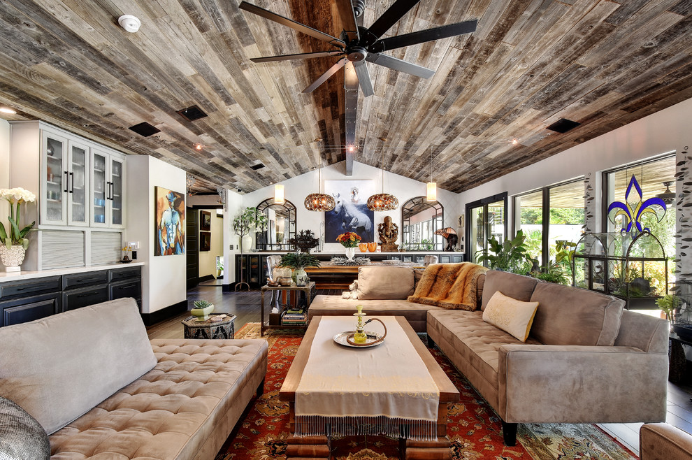 Offenes Stilmix Wohnzimmer mit weißer Wandfarbe und dunklem Holzboden in Austin