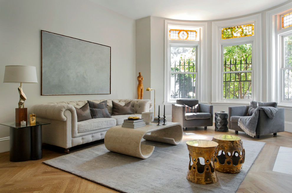 Immagine di un grande soggiorno vittoriano aperto con pareti beige, pavimento in legno massello medio e nessuna TV