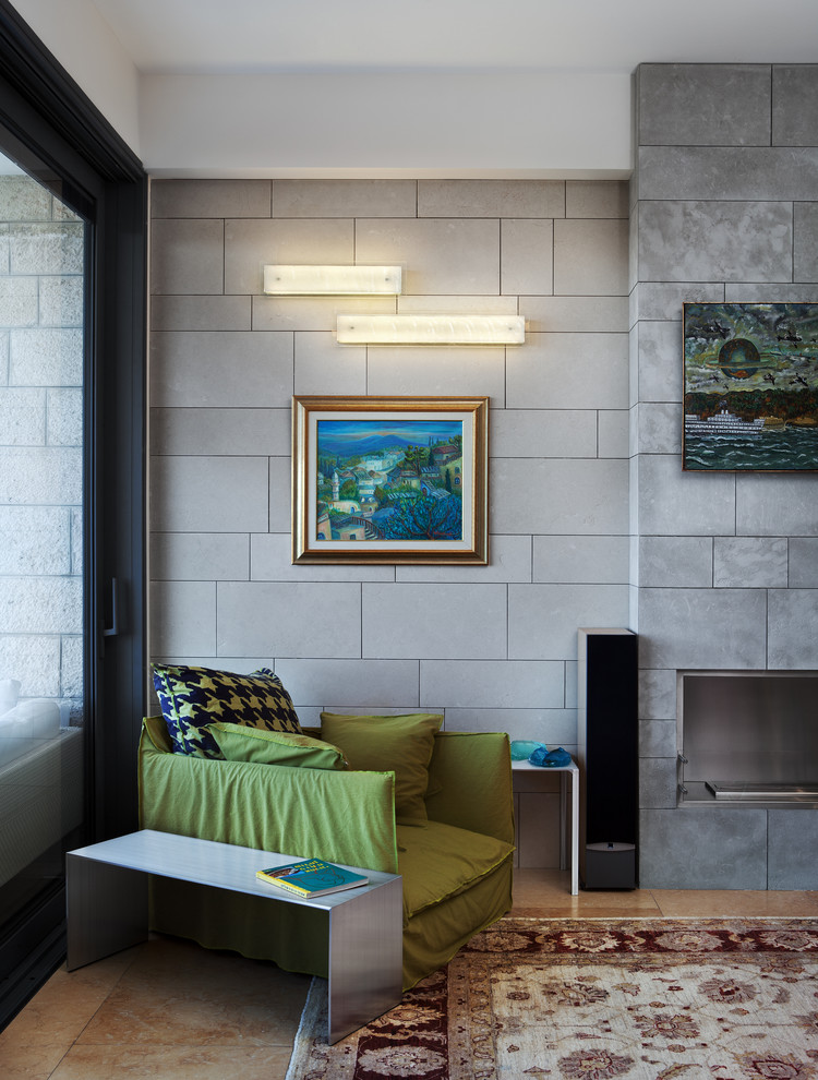 На фото: гостиная комната в современном стиле с серыми стенами и горизонтальным камином без телевизора