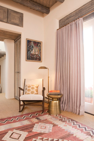 Foto de salón para visitas abierto de estilo americano de tamaño medio sin chimenea con paredes beige, suelo de madera en tonos medios y suelo marrón