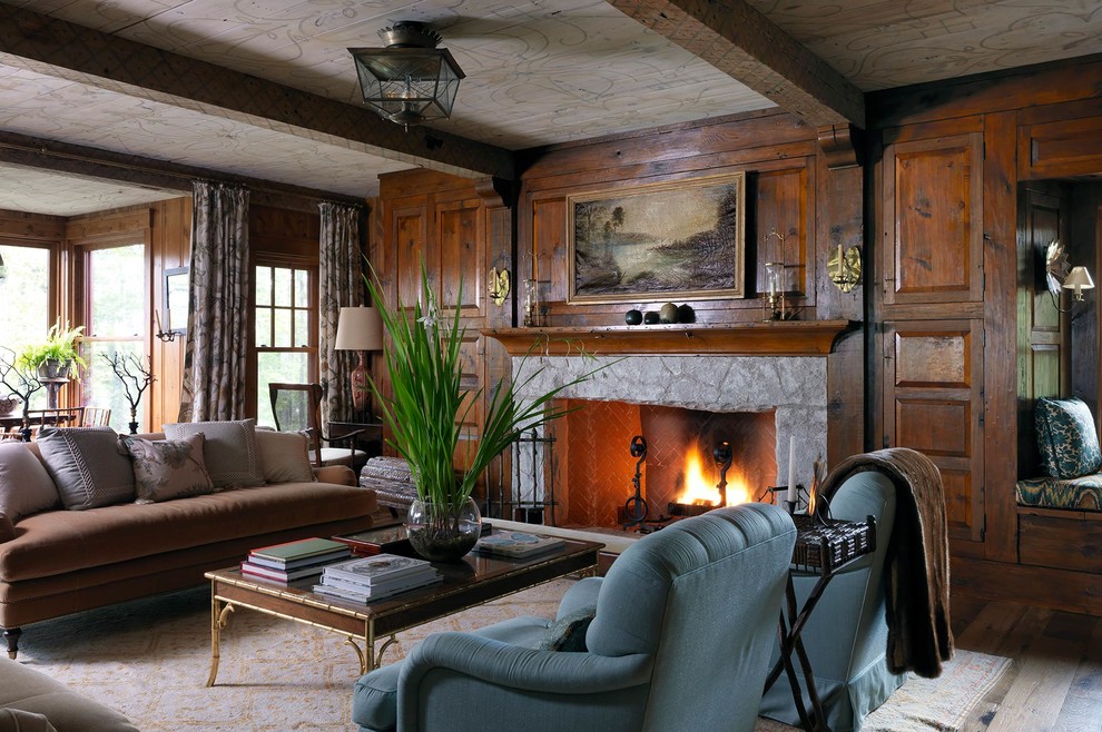 Cette photo montre un salon montagne avec une salle de réception, un mur marron, une cheminée standard et un manteau de cheminée en pierre.