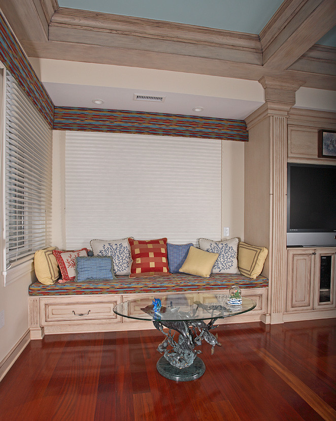 Modernes Wohnzimmer mit braunem Holzboden und TV-Wand in Sonstige